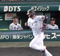 １１回、大山が凡退しゲームセット。敗戦を見届ける藤川監督（撮影・飯室逸平）