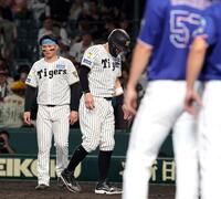 試合を終え、厳しい表情を見せる森下と佐藤輝（撮影・山口登）
