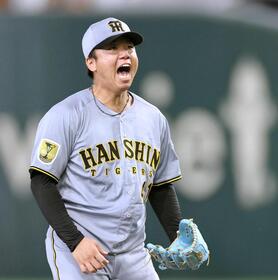 　５回、ダルベックを三振に仕留め、ほえる村上（撮影・田中太一）
