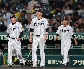 中日に敗れ、ファンにあいさつに向かう藤川監督（中央）＝撮影・山口登