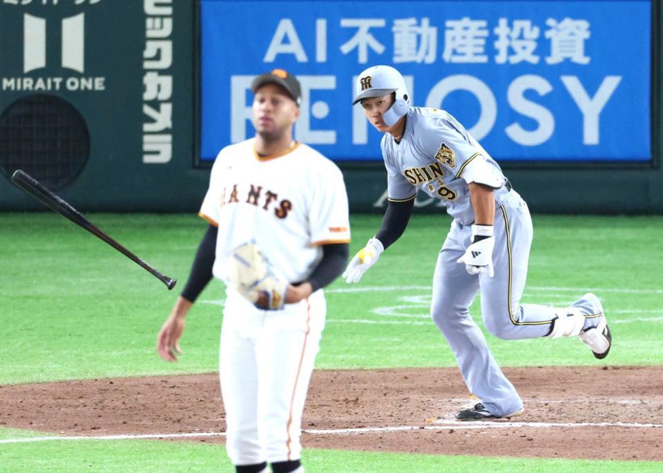 　９回、中前打を放つ立石。投手マルティネス（撮影・金田祐二）　