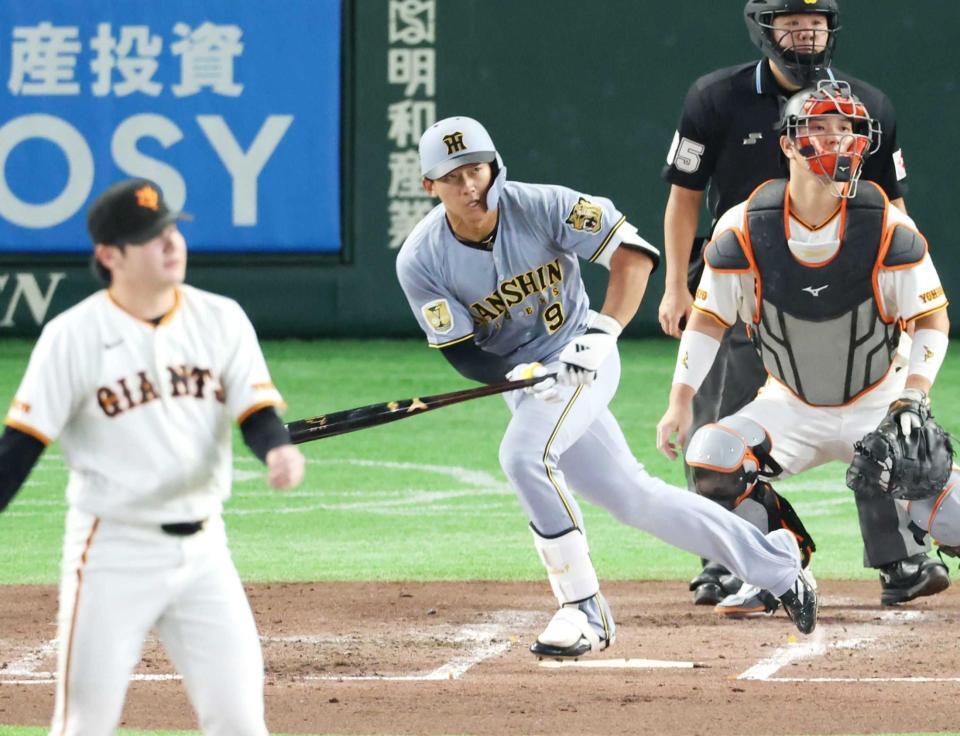 　３回、竹丸から左前打を放つ立石（撮影・金田祐二）