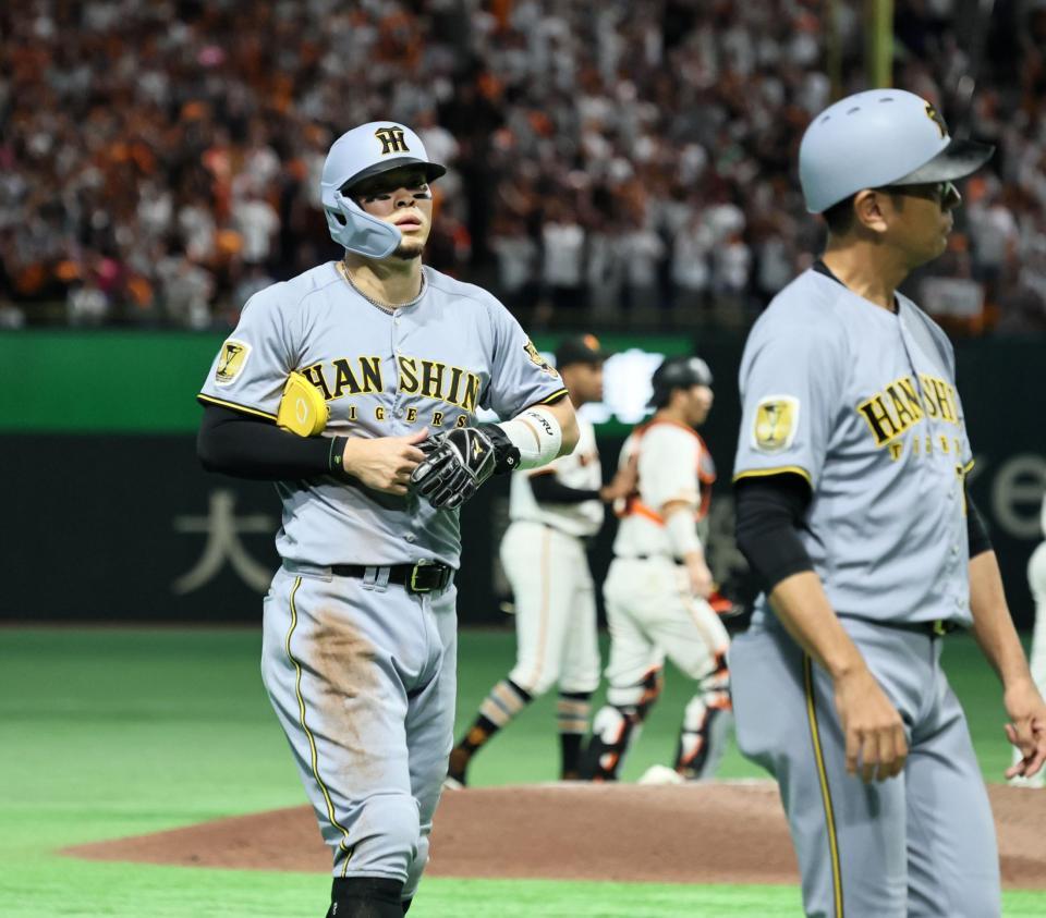 巨人に惜敗し、ベンチへ戻る佐藤輝（撮影・田中太一）