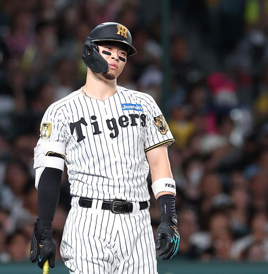 ２回、大飛球を放つもファウルになった佐藤輝（撮影・西田忠信）