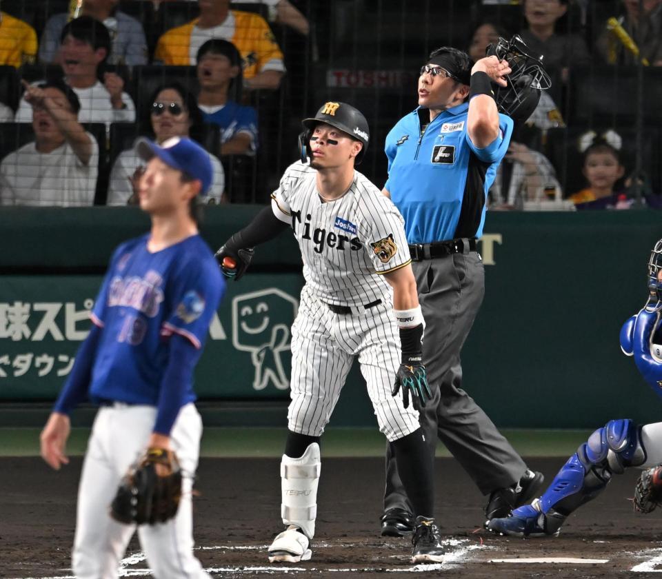 ２回、右翼線への打球を見つめる佐藤輝（撮影・飯室逸平）