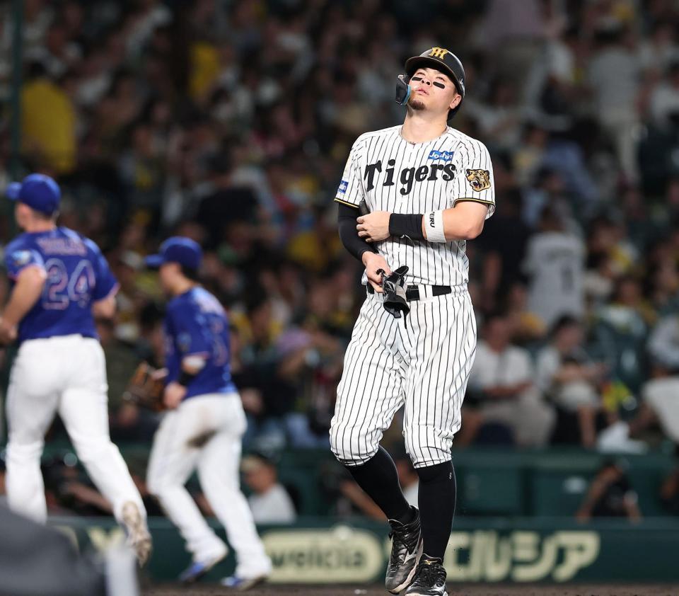 ９回の攻撃が無得点に終わり、悔しそうにベンチに戻る佐藤輝（撮影・西田忠信）