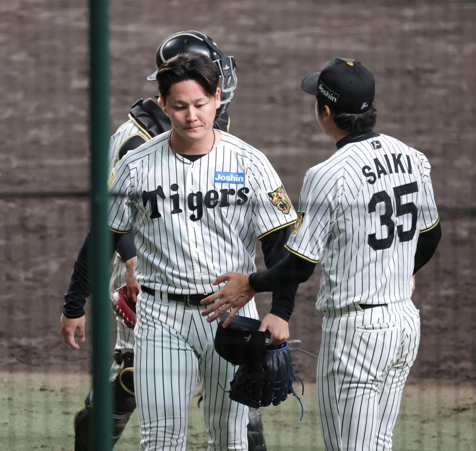 １１回に先制を許し、険しい表情で引き揚げる木下（撮影・立川洋一郎）