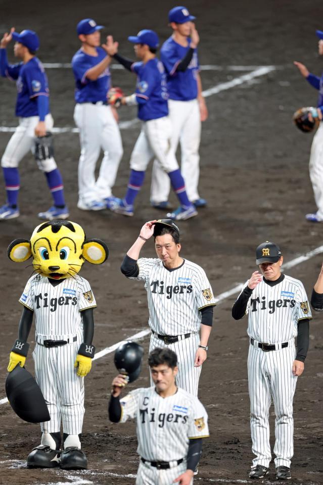 中日に敗れ、ファンへあいさつをする藤川監督（中央）＝撮影・立川洋一郎