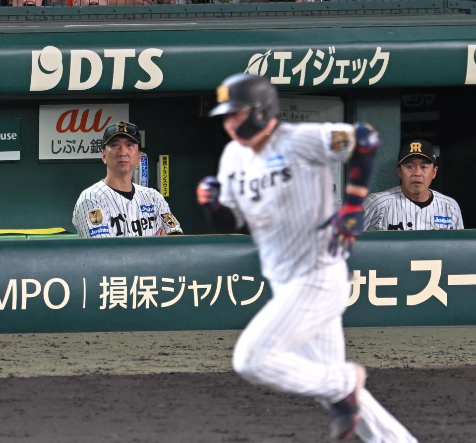 １１回、大山が凡退しゲームセット。敗戦を見届ける藤川監督（撮影・飯室逸平）