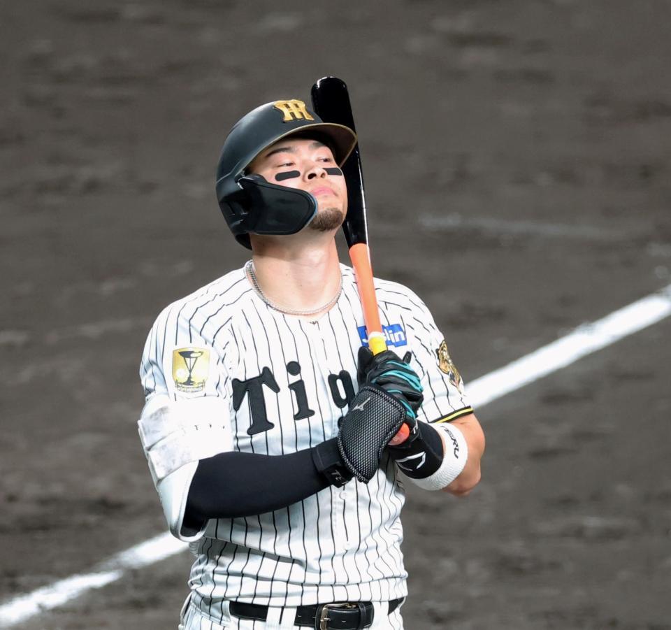 １１回、空振り三振に倒れベンチへ引き揚げる佐藤輝（撮影・立川洋一郎）