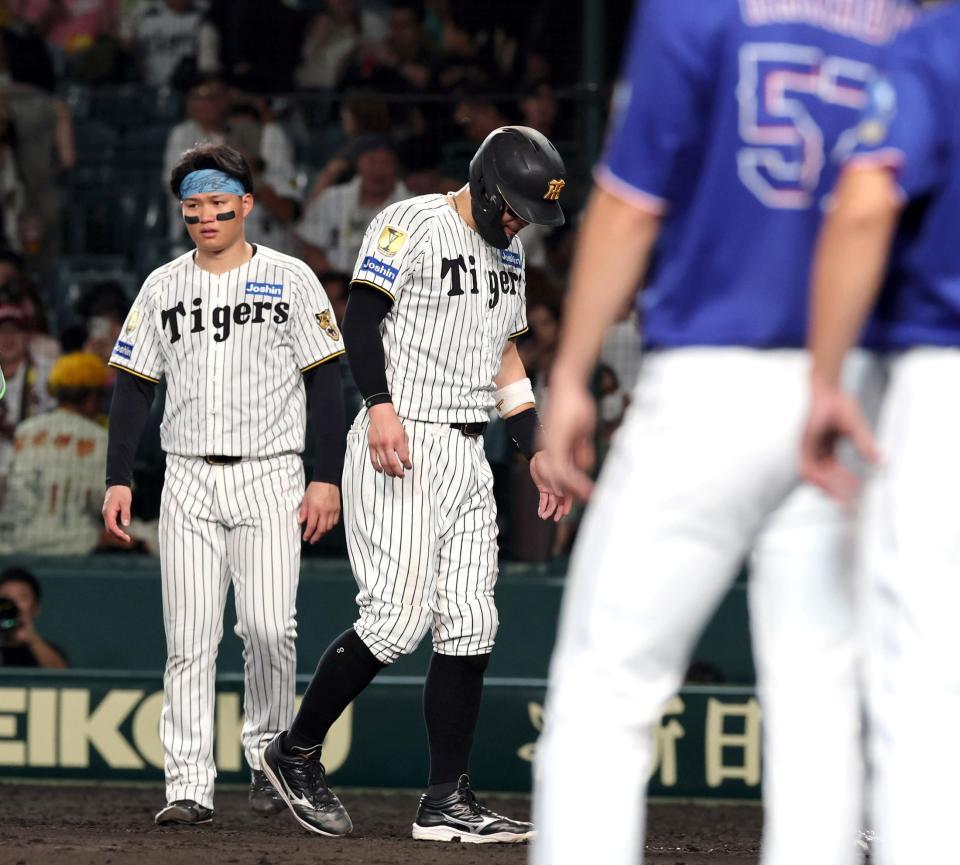 試合を終え、厳しい表情を見せる森下と佐藤輝（撮影・山口登）