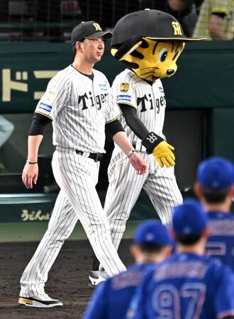 ファンにあいさつに向かう藤川監督（撮影・飯室逸平）