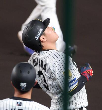 　９回、空振り三振に倒れ天を仰ぐ大山（撮影・立川洋一郎）
