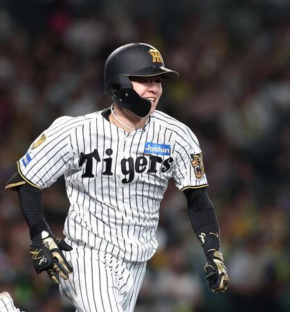 ４回、内野安打を放ち一塁へ激走する中野（撮影・西田忠信）