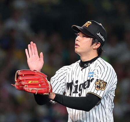３回を投げ終えグラブをたたく才木（撮影・西田忠信）