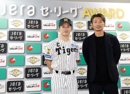「ＪＥＲＡセ・リーグＡＷＡＲＤ８月度月間大賞」を受賞した坂本。右は鳥谷敬氏（撮影・西田忠信）