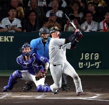 ７回、左翼線に二塁打を放つ大山（撮影・山口登）