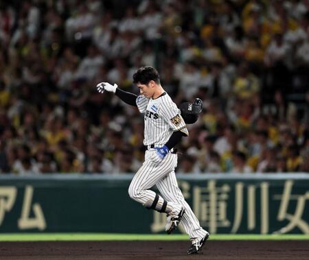 ７回、左飛に倒れ悔しがる坂本（撮影・田中太一）