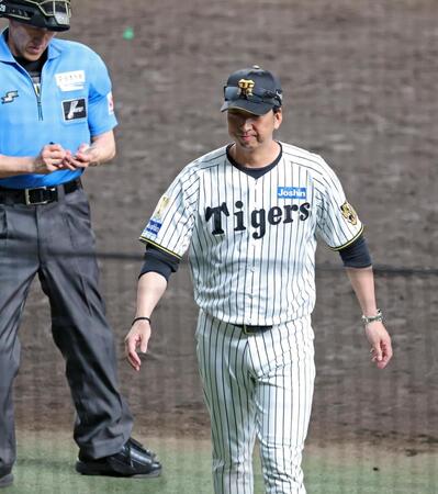 ８回裏が終わり、選手交代を告げた藤川監督（撮影・立川洋一郎）