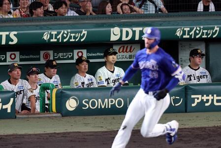 ９回、マラーに２点適時二塁打を打たれ、グラウンドを見つめる藤川監督（中央右）＝撮影・山口登