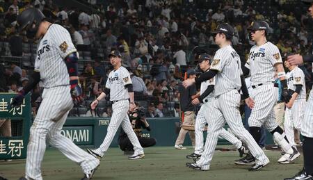 中日に敗れ６連敗となり、グラウンドを引き揚げる藤川監督ら（撮影・西田忠信）