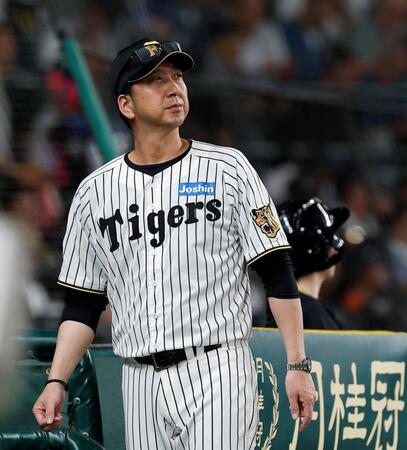 ８回、選手交代を告げ、ベンチに戻る藤川監督（撮影・西田忠信）