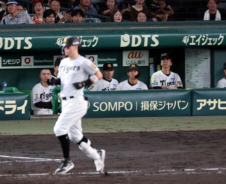 ９回阪神２死、阪神・佐藤輝明は二塁ゴロに倒れ試合終了する＝甲子園（撮影・山口登）