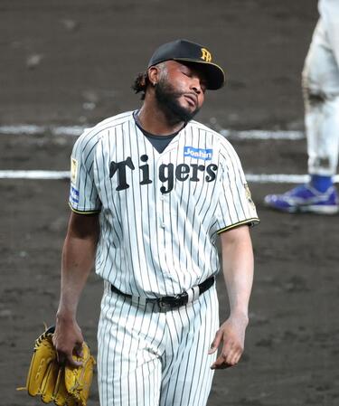 ９回表に登板して２失点。肩を落として引き揚げるドリス（撮影・立川洋一郎）