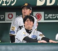 ９回、坂本が凡退し、悔しさをにじませる才木（撮影・飯室逸平）