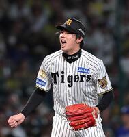 　６回、村松を空振り三振に仕留め、ほえる才木（撮影・西田忠信）