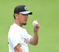 キャッチボールに汗を流す伊藤将（撮影・飯室逸平）