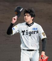 ９回を投げ終えてベンチへ向かう才木（撮影・立川洋一郎）
