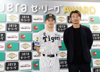 「ＪＥＲＡセ・リーグＡＷＡＲＤ８月度月間大賞」を受賞した坂本。右は鳥谷敬氏（撮影・西田忠信）