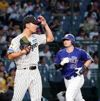 １回、細川（右）に先制２ランを浴びた伊藤将（撮影・西田忠信）