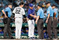 審判と力強く握手をする井上監督（撮影・西田忠信）