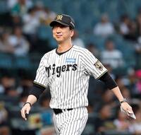 メンバー表の交換を終えた藤川監督（撮影・西田忠信）