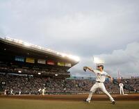 先発のマウンドに備える伊藤将（撮影・西田忠信）