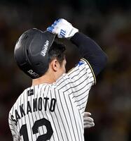 ７回、左飛に倒れる坂本（撮影・西田忠信）