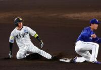 ６回、左中間に二塁打を放つ近本（撮影・山口登）