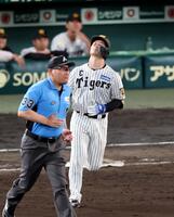 ７回、左飛に倒れる坂本（撮影・山口登）