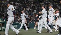 中日に敗れ６連敗となり、グラウンドを引き揚げる藤川監督ら（撮影・西田忠信）