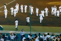 中日に連敗を喫し力なく引き揚げる阪神ナイン（撮影・立川洋一郎）