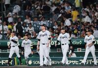 中日に連敗し、唇をかみしめながらあいさつに向かう藤川監督（撮影・田中太一）