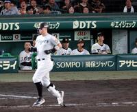９回阪神２死、阪神・佐藤輝明は二塁ゴロに倒れ試合終了する＝甲子園（撮影・山口登）