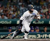 ９回、佐藤輝が二ゴロに倒れ試合終了となる（撮影・西田忠信）