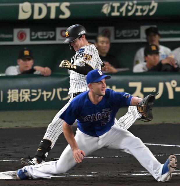 　４回、内野安打で出塁する中野（撮影・飯室逸平）