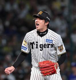 　６回、村松を空振り三振に仕留め、ほえる才木（撮影・西田忠信）