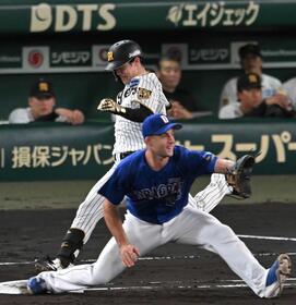 　４回、内野安打で出塁する中野（撮影・飯室逸平）