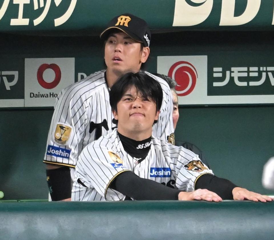 ９回、坂本が凡退し、悔しさをにじませる才木（撮影・飯室逸平）