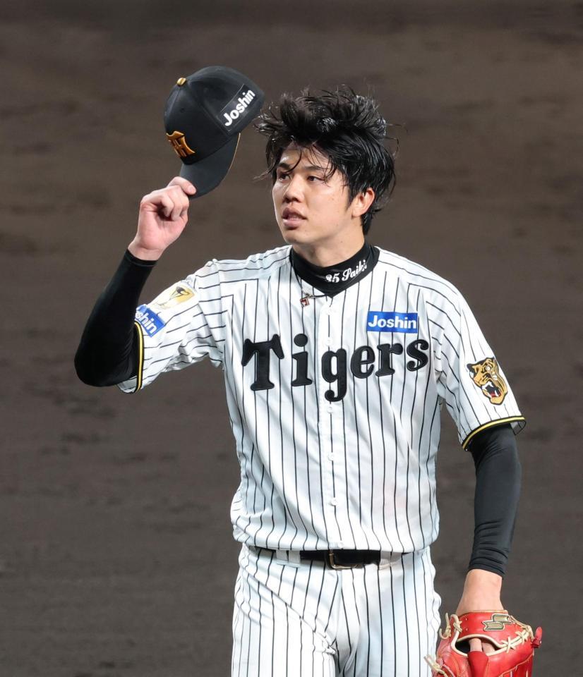 ９回を投げ終えてベンチへ向かう才木（撮影・立川洋一郎）